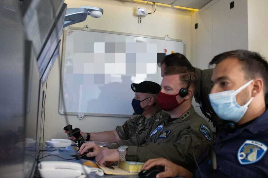 Στη Σκύρο ο αρχηγός ΓΕΕΘΑ: Επισκέφτηκε την μονάδα από την οποία επιχειρεί το μη επανδρωμένο αεροσκάφος HERON 1