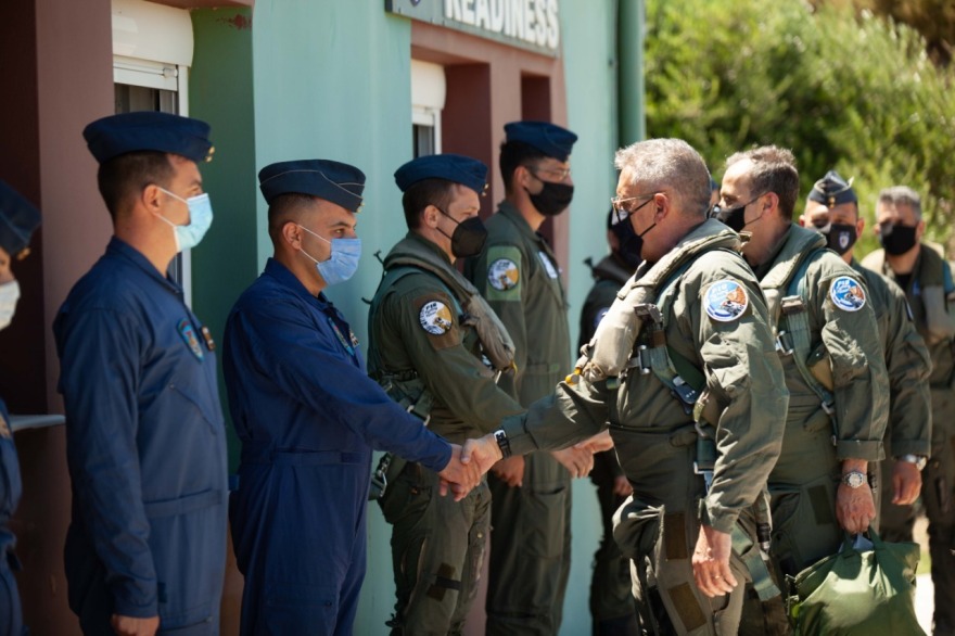 Στη Σκύρο ο αρχηγός ΓΕΕΘΑ: Επισκέφτηκε την μονάδα από την οποία επιχειρεί το μη επανδρωμένο αεροσκάφος HERON 1