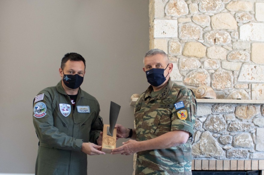 Στη Σκύρο ο αρχηγός ΓΕΕΘΑ: Επισκέφτηκε την μονάδα από την οποία επιχειρεί το μη επανδρωμένο αεροσκάφος HERON 1