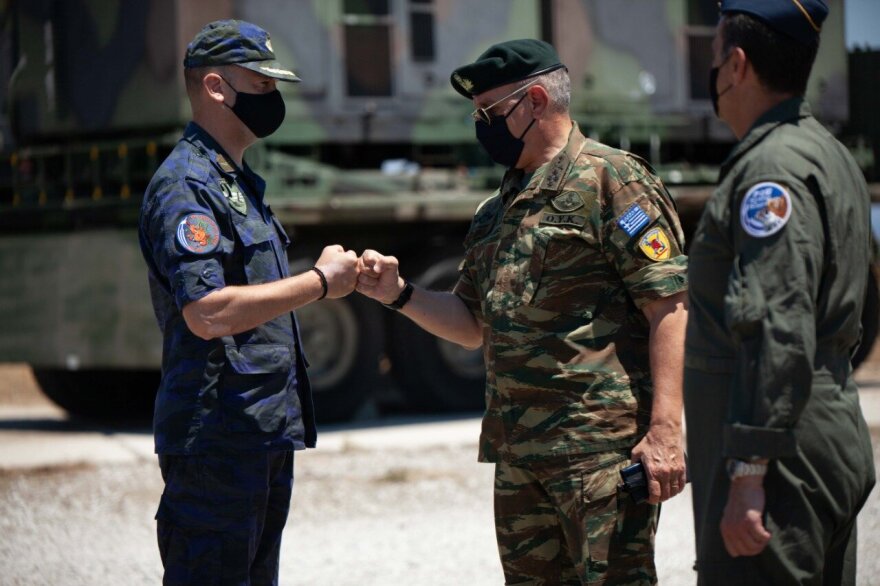 Στη Σκύρο ο αρχηγός ΓΕΕΘΑ: Επισκέφτηκε την μονάδα από την οποία επιχειρεί το μη επανδρωμένο αεροσκάφος HERON 1