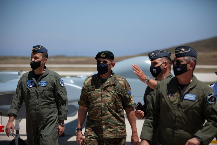 Στη Σκύρο ο αρχηγός ΓΕΕΘΑ: Επισκέφτηκε την μονάδα από την οποία επιχειρεί το μη επανδρωμένο αεροσκάφος HERON 1