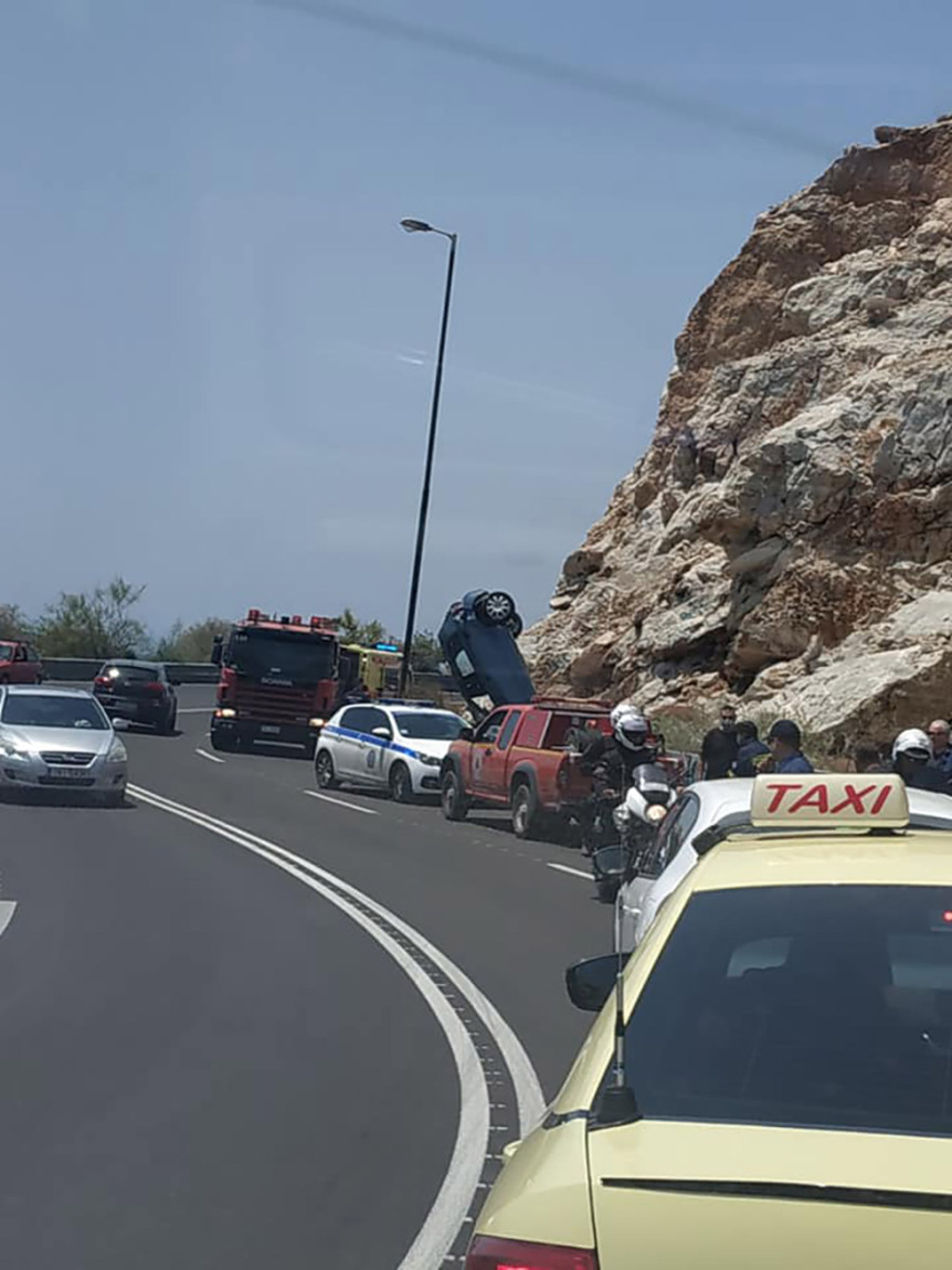 Σοβαρό τροχαίο στα Λιμανάκια Βουλιαγμένης - Αυτοκίνητο «καρφώθηκε» στα βράχια