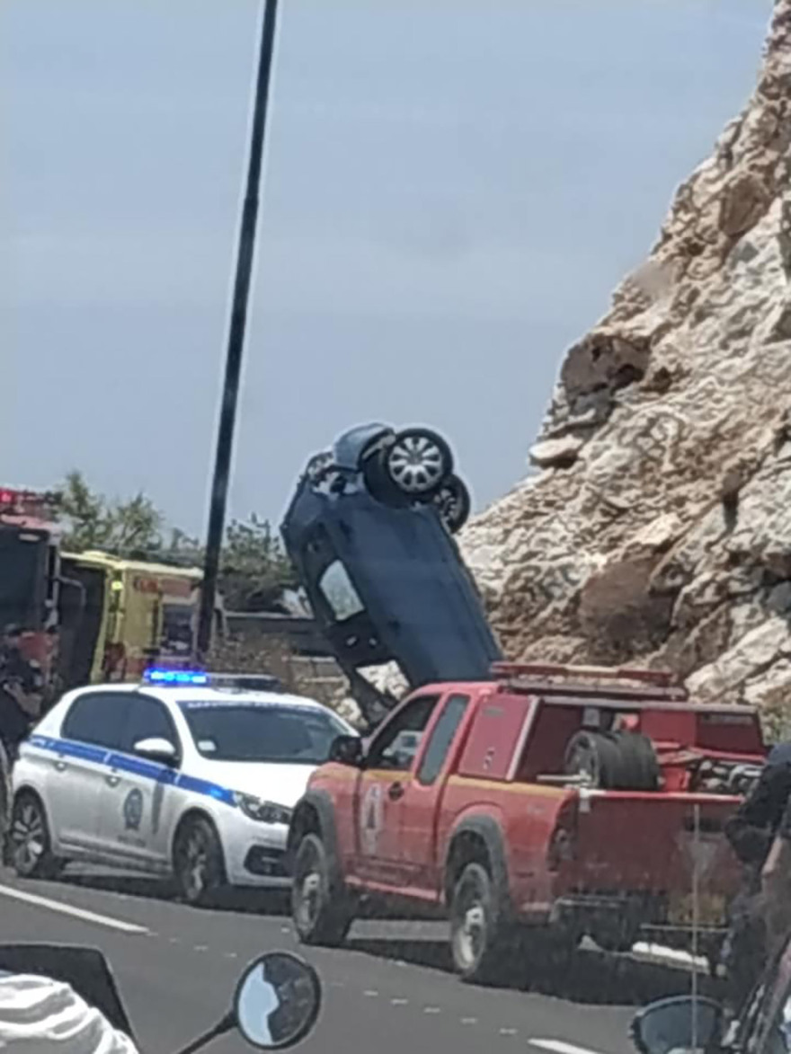 Σοβαρό τροχαίο στα Λιμανάκια Βουλιαγμένης - Αυτοκίνητο «καρφώθηκε» στα βράχια