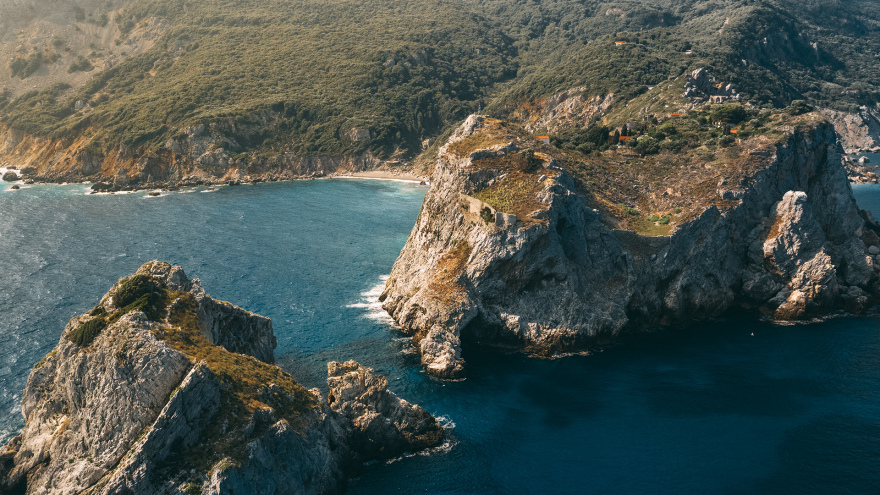Σκιάθος: Κοσμοπολίτισσα και εμβολιασμένη, «ποντάρει» φέτος στους Έλληνες και Βαλκάνιους τουρίστες