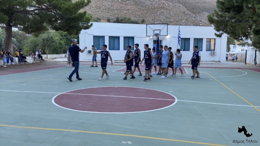 Τήλος: Ο Παναγιώτης Γιαννάκης μαθαίνει στους νεαρούς αθλητές τα «μυστικά» του μπάσκετ - Φωτογραφίες