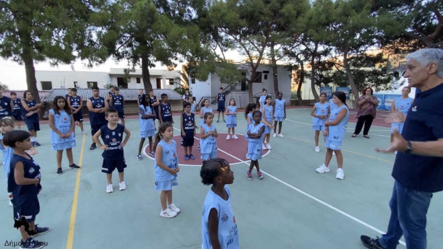 Τήλος: Ο Παναγιώτης Γιαννάκης μαθαίνει στους νεαρούς αθλητές τα «μυστικά» του μπάσκετ - Φωτογραφίες