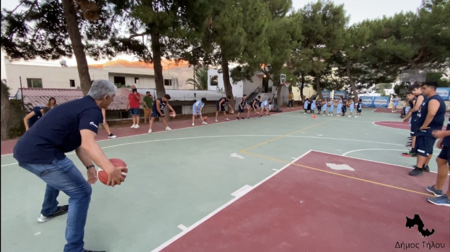 Τήλος: Ο Παναγιώτης Γιαννάκης μαθαίνει στους νεαρούς αθλητές τα «μυστικά» του μπάσκετ - Φωτογραφίες
