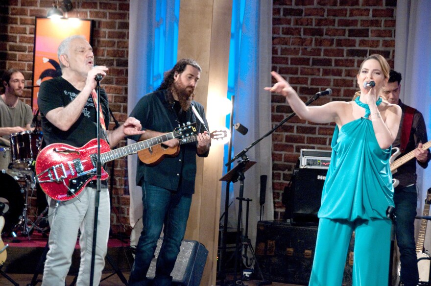 Ο Νίκος Πορτοκάλογλου, η Ρένα Μόρφη & η μπάντα του «Μουσικού Κουτιού» στου «Δρόμου τη χαρά» - Δείτε βίντεο