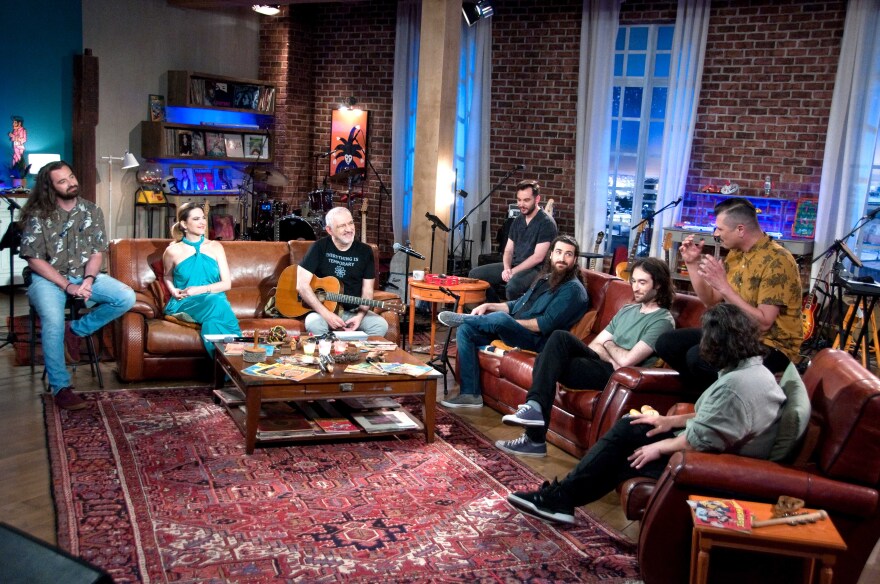 Ο Νίκος Πορτοκάλογλου, η Ρένα Μόρφη & η μπάντα του «Μουσικού Κουτιού» στου «Δρόμου τη χαρά» - Δείτε βίντεο