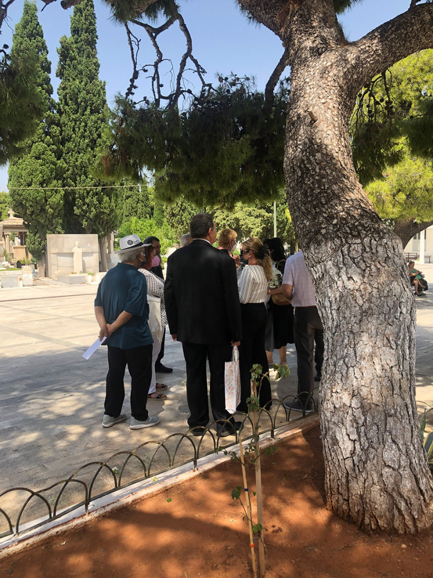 Στο Α'  Νεκροταφείο τελέστηκε το μνημόσυνο του Ανδρέα Παπανδρέου - Δείτε φωτογραφίες και βίντεο