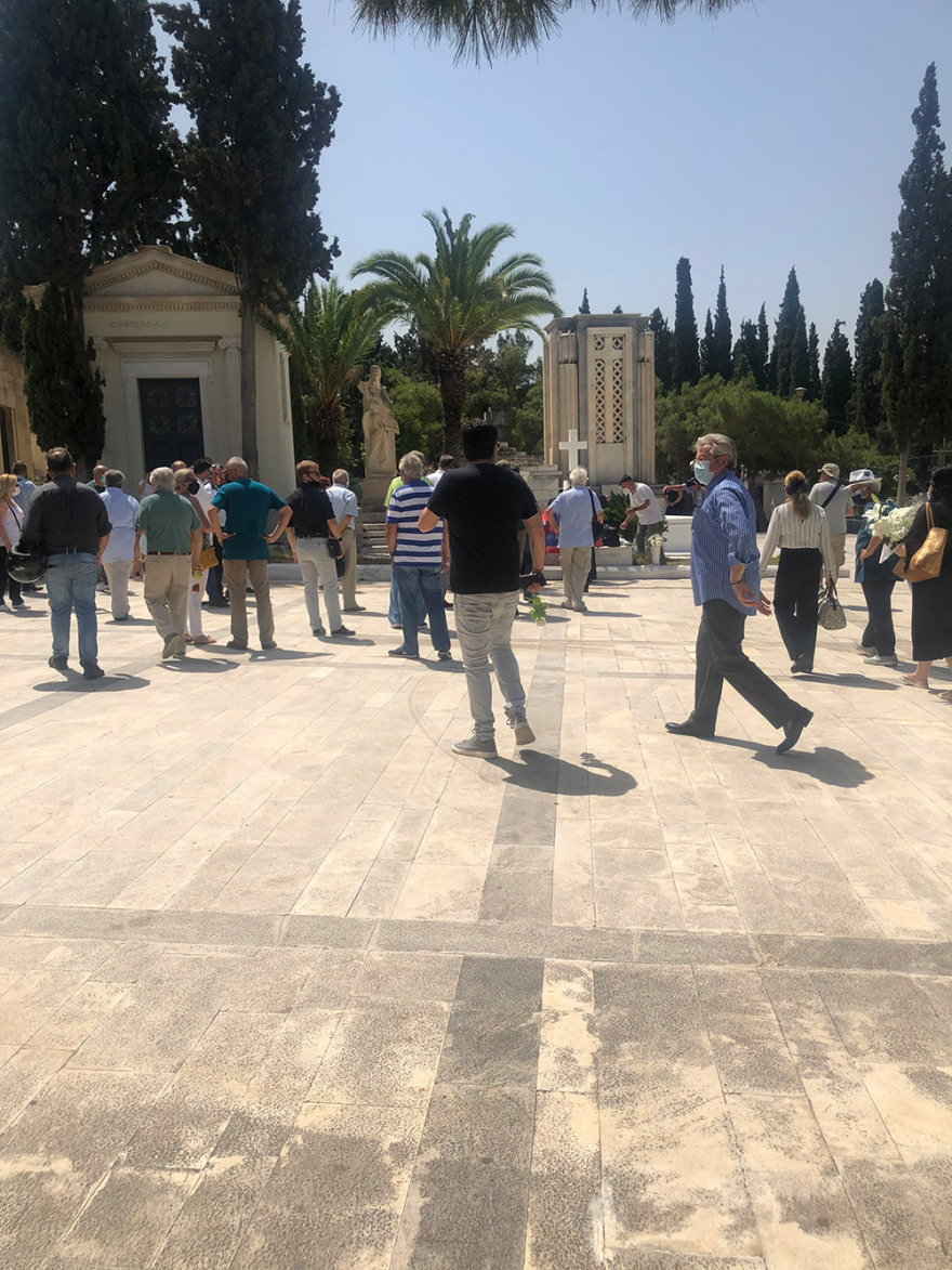 Στο Α'  Νεκροταφείο τελέστηκε το μνημόσυνο του Ανδρέα Παπανδρέου - Δείτε φωτογραφίες και βίντεο