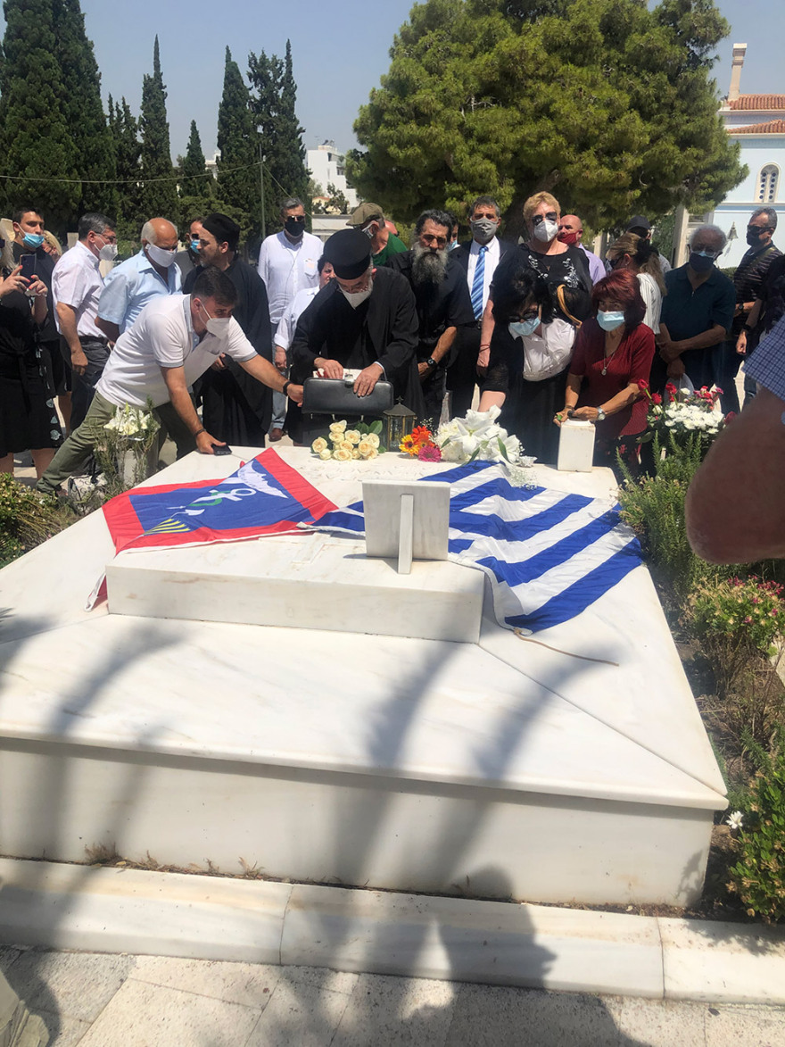 Στο Α'  Νεκροταφείο τελέστηκε το μνημόσυνο του Ανδρέα Παπανδρέου - Δείτε φωτογραφίες και βίντεο