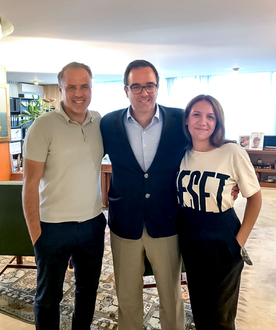 Ο Θοδωρής Κυριακού συναντήθηκε με το συγγραφικό δίδυμο των «Άγριων Μελισσών»