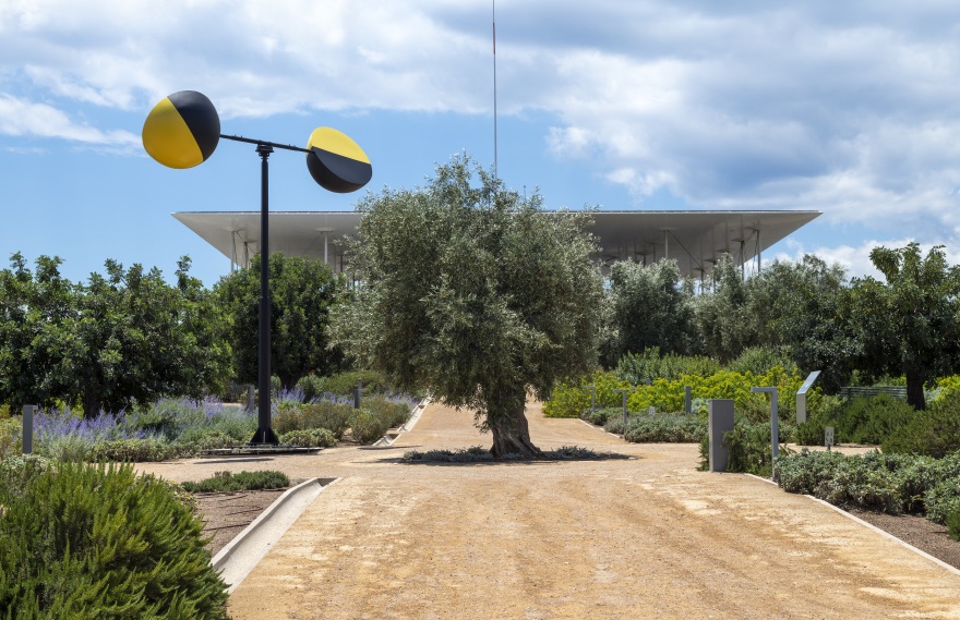 Τα γλυπτά του Takis στο Κέντρο Πολιτισμού Ίδρυμα Σταύρος Νιάρχος - Φωτογραφίες