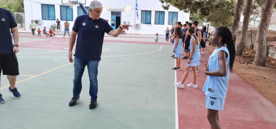 Τήλος: Ο Παναγιώτης Γιαννάκης μαθαίνει στους νεαρούς αθλητές τα «μυστικά» του μπάσκετ - Φωτογραφίες