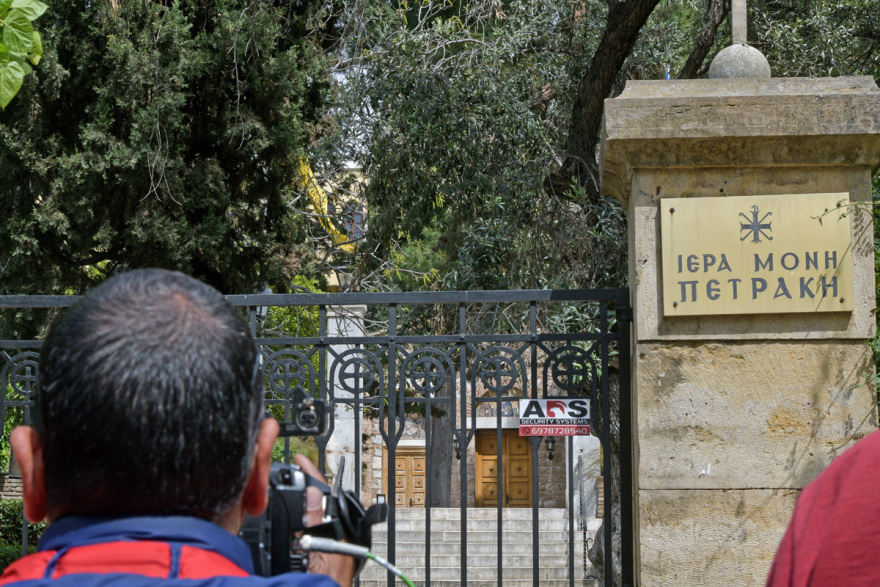 Ιερέας έριξε βιτριόλι σε επτά μητροπολίτες στη Μονή Πετράκη - Σοβαρά τραυματίες οι τρεις