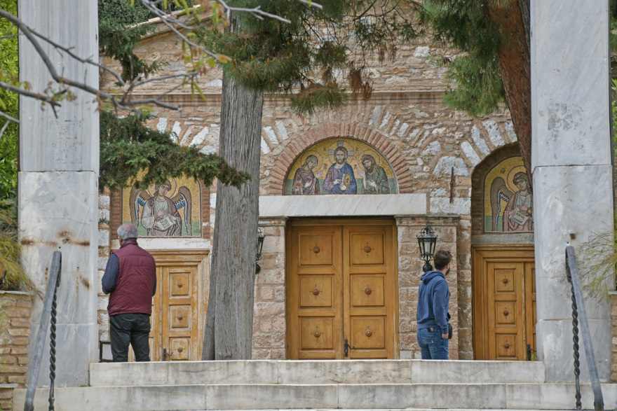 Ιερέας έριξε βιτριόλι σε επτά μητροπολίτες στη Μονή Πετράκη - Σοβαρά τραυματίες οι τρεις