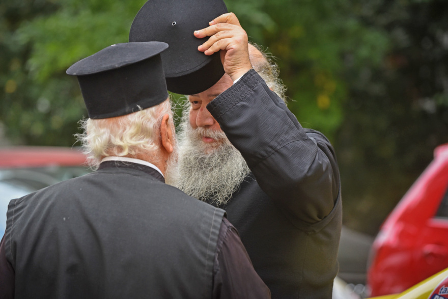 Ιερέας έριξε βιτριόλι σε επτά μητροπολίτες στη Μονή Πετράκη - Σοβαρά τραυματίες οι τρεις