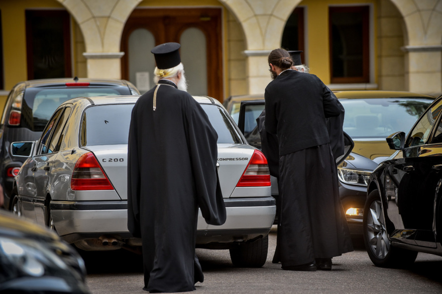 Ιερέας έριξε βιτριόλι σε επτά μητροπολίτες στη Μονή Πετράκη - Σοβαρά τραυματίες οι τρεις