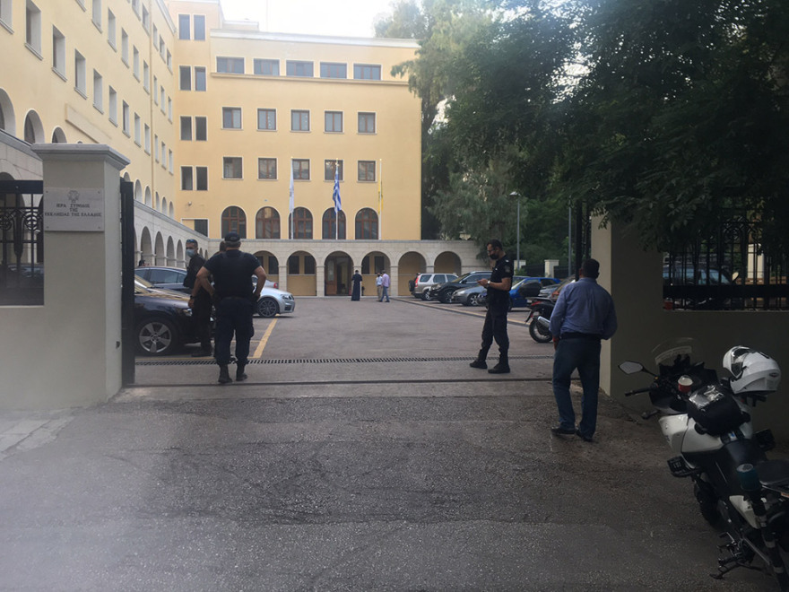 Ιερέας έριξε βιτριόλι σε επτά μητροπολίτες στη Μονή Πετράκη - Σοβαρά τραυματίες οι τρεις