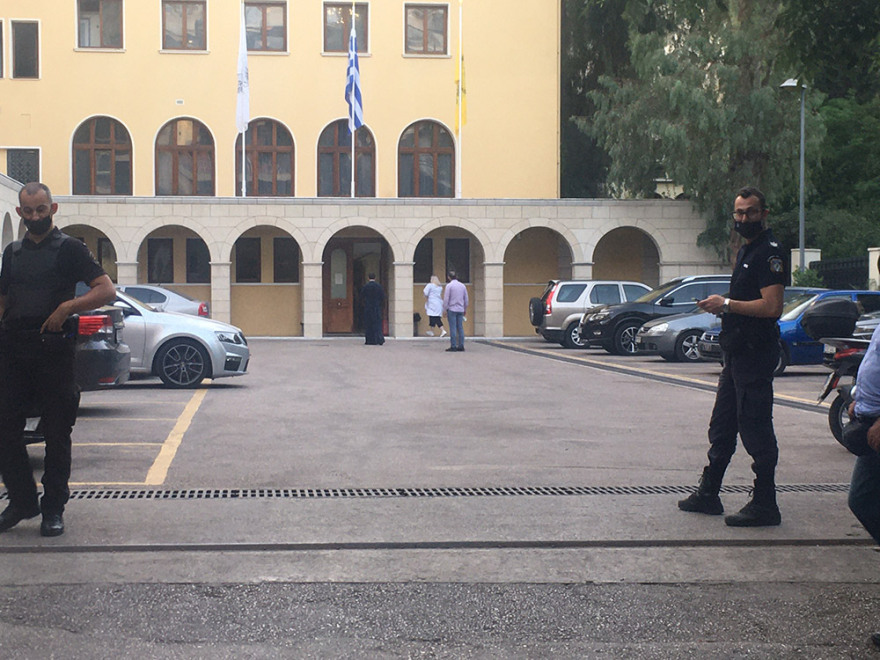 Ιερέας έριξε βιτριόλι σε επτά μητροπολίτες στη Μονή Πετράκη - Σοβαρά τραυματίες οι τρεις