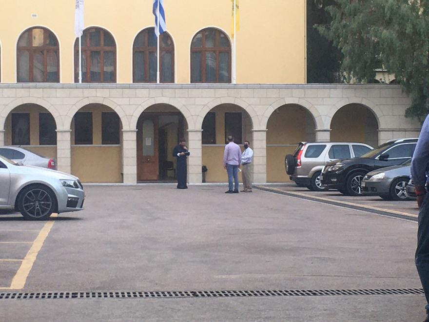 Ιερέας έριξε βιτριόλι σε επτά μητροπολίτες στη Μονή Πετράκη - Σοβαρά τραυματίες οι τρεις