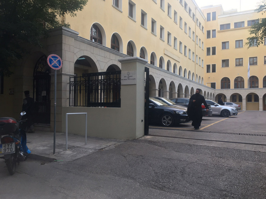 Ιερέας έριξε βιτριόλι σε επτά μητροπολίτες στη Μονή Πετράκη - Σοβαρά τραυματίες οι τρεις