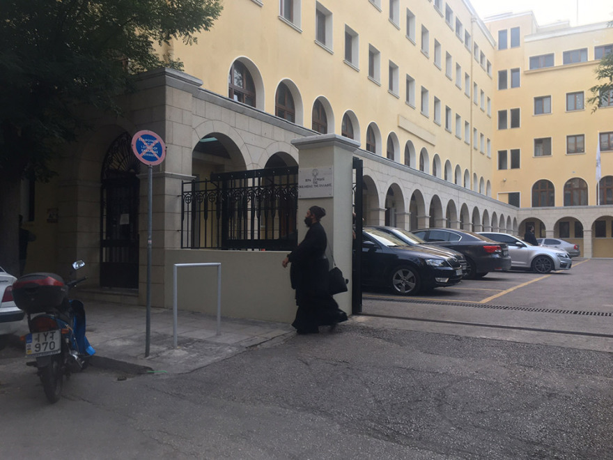 Ιερέας έριξε βιτριόλι σε επτά μητροπολίτες στη Μονή Πετράκη - Σοβαρά τραυματίες οι τρεις