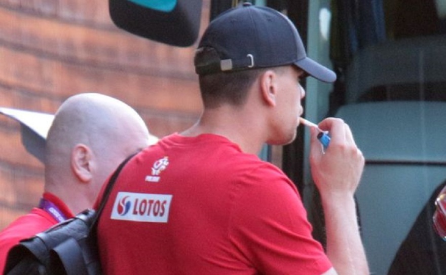 Viral: Ο Σέζνι πιάστηκε να καπνίζει λίγο πριν το ματς με την Ισπανία! 