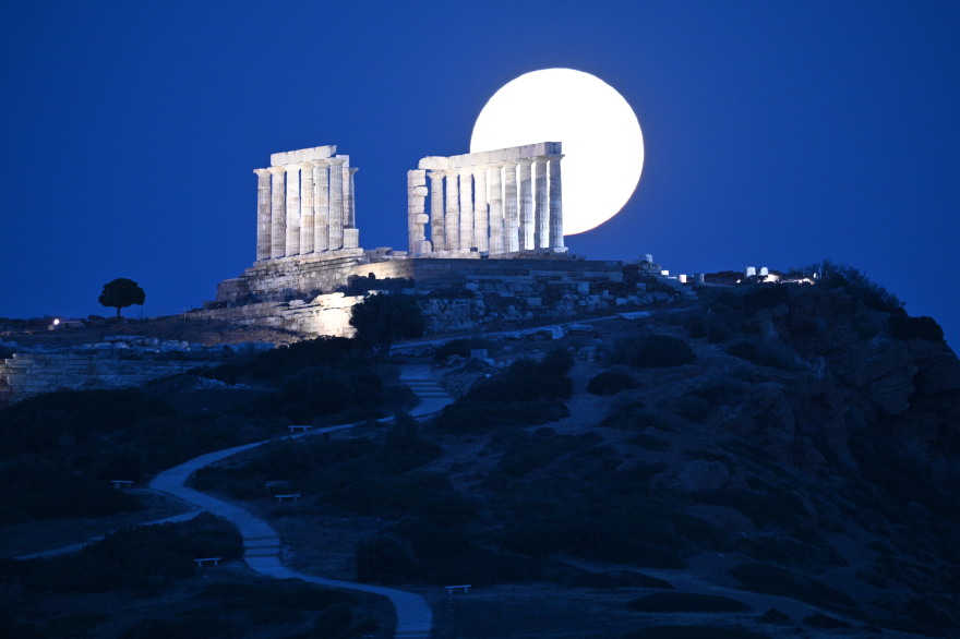 Η Πανσέληνος του Ιουνίου: Μαγικές οι εικόνες από τον Ναό του Ποσειδώνα