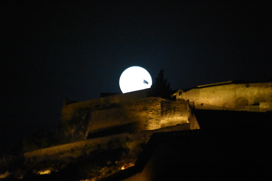 Η Πανσέληνος του Ιουνίου: Μαγικές οι εικόνες από τον Ναό του Ποσειδώνα