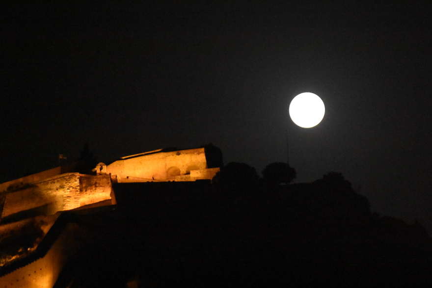 Η Πανσέληνος του Ιουνίου: Μαγικές οι εικόνες από τον Ναό του Ποσειδώνα