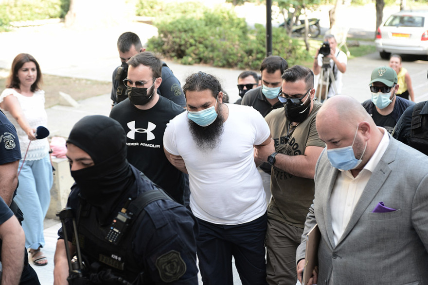 Επίθεση με βιτριόλι σε μητροπολίτες: Στον εισαγγελέα χωρίς ράσα ο ιερέας - δράστης