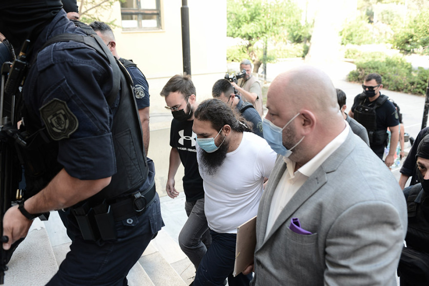 Επίθεση με βιτριόλι σε μητροπολίτες: Στον εισαγγελέα χωρίς ράσα ο ιερέας - δράστης