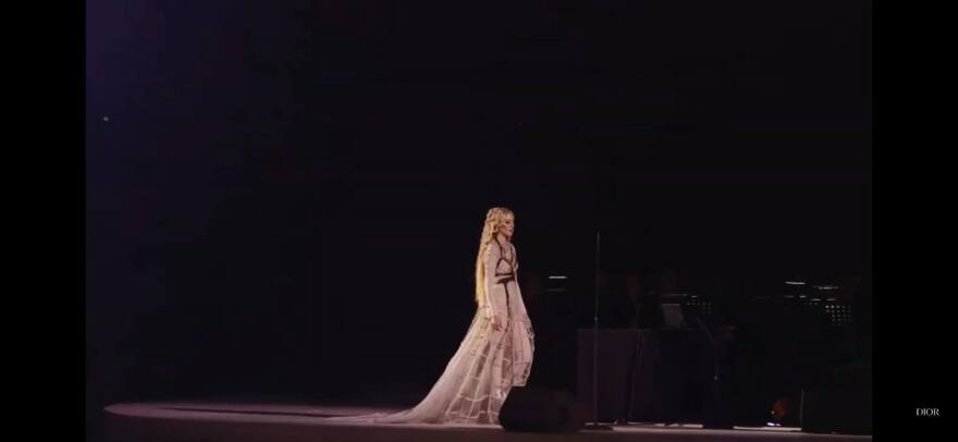 Ιωάννα Γκίκα: Η ελληνικής καταγωγής τραγουδίστρια του σόου του Dior που κάνει θραύση στις ΗΠΑ  με τη μουσική και το στυλ της