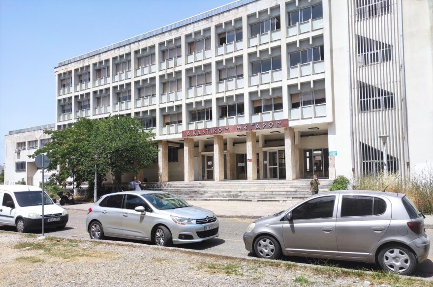 Αγρίνιο: Δίωξη για βιασμό και παιδική πορνογραφία στον ιερέα που κατηγορείται για βιασμό ανήλικης