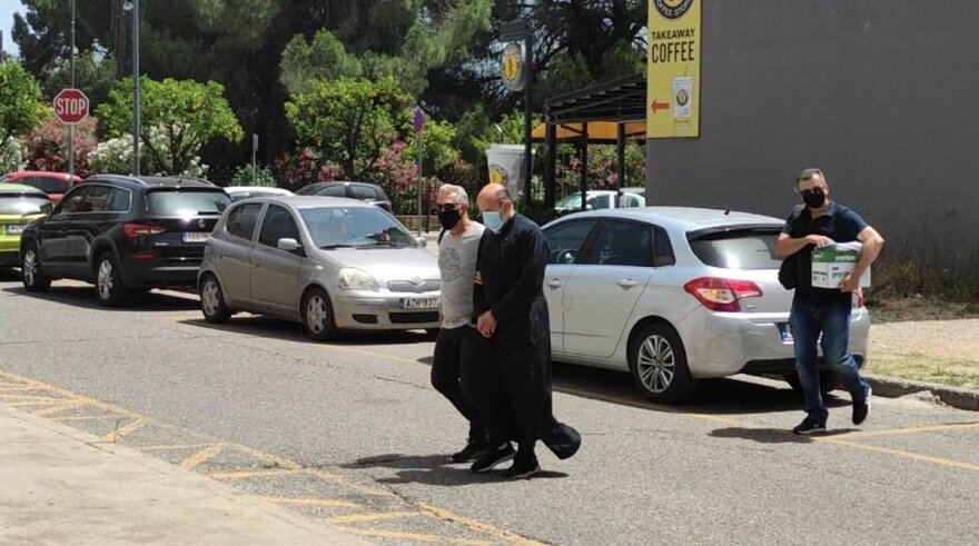 Αγρίνιο: Δίωξη για βιασμό και παιδική πορνογραφία στον ιερέα που κατηγορείται για βιασμό ανήλικης