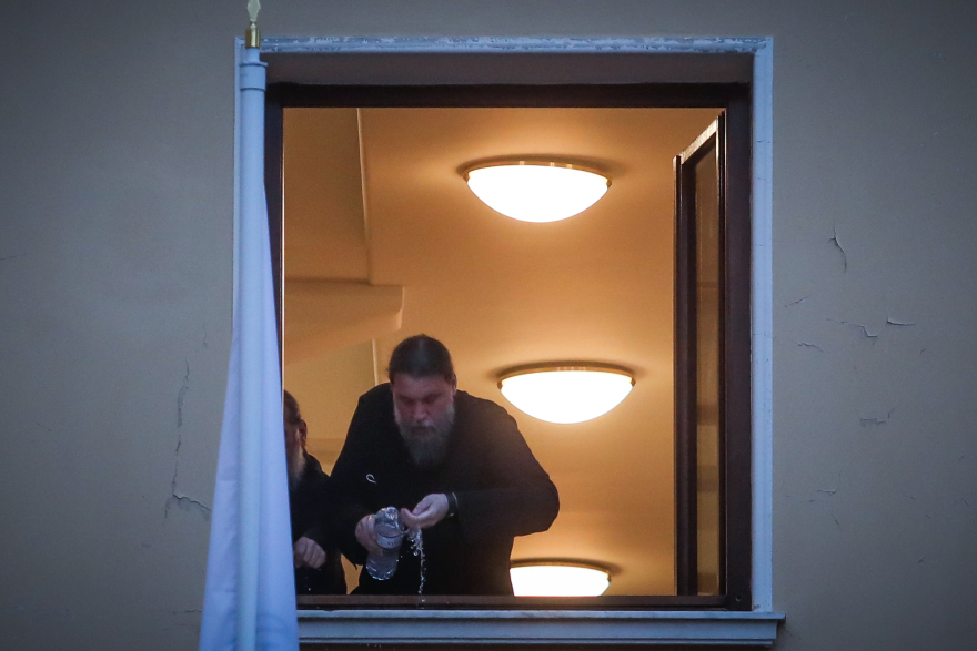 Τι γράφει ο ξένος Τύπος για τον ιερέα που ράντισε με βιτριόλι μητροπολίτες 