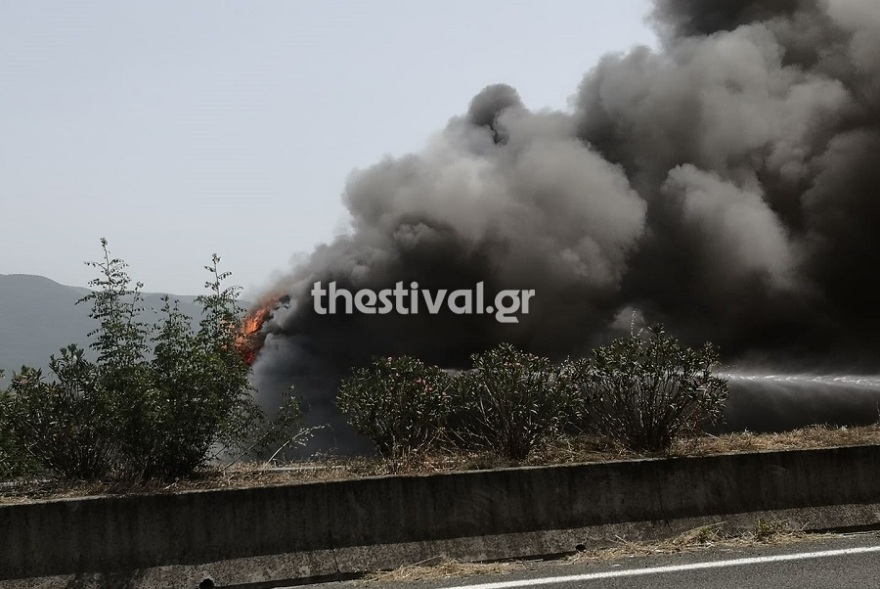 Βέροια: Νταλίκα τυλίχθηκε στις φλόγες στην Εγνατία Οδό