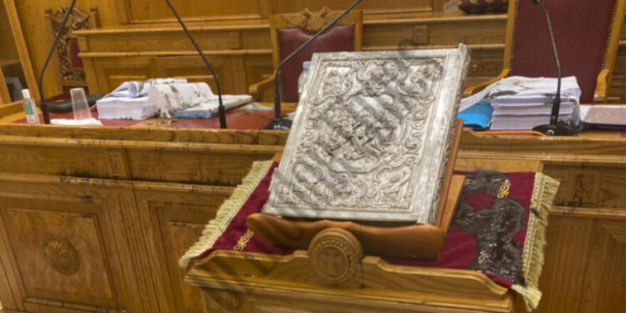 Επίθεση με βιτριόλι: Σοκαριστικές εικόνες από την αίθουσα που ο δράστης έριξε το καυστικό υγρό