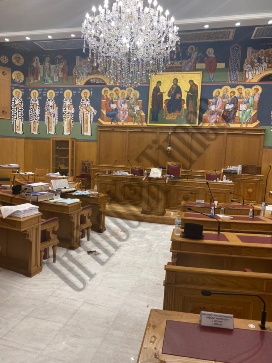 Επίθεση με βιτριόλι: Σοκαριστικές εικόνες από την αίθουσα που ο δράστης έριξε το καυστικό υγρό