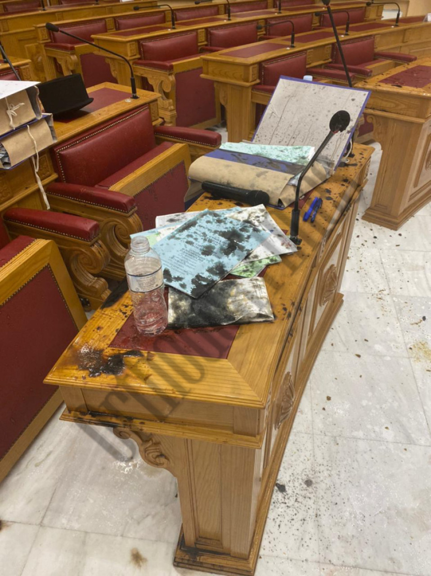 Επίθεση με βιτριόλι: Σοκαριστικές εικόνες από την αίθουσα που ο δράστης έριξε το καυστικό υγρό