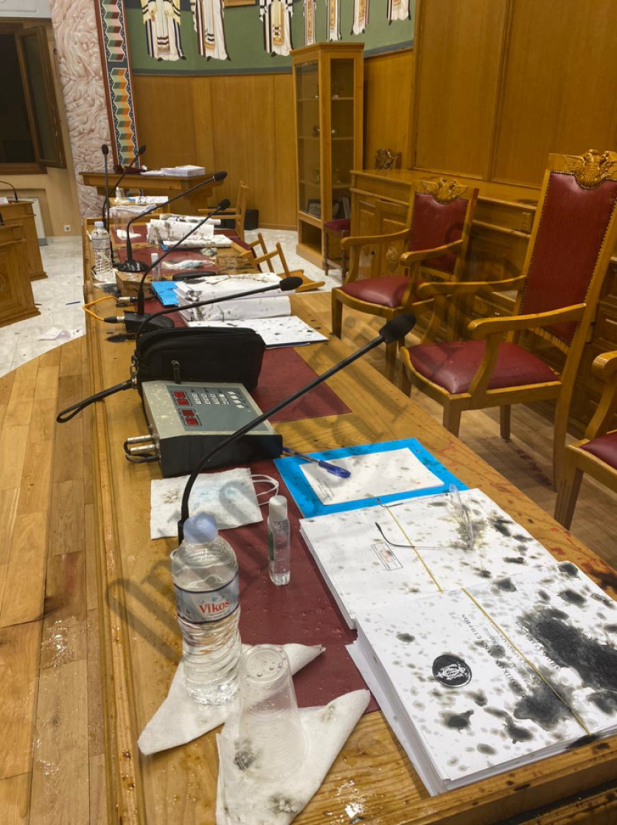 Επίθεση με βιτριόλι: Σοκαριστικές εικόνες από την αίθουσα που ο δράστης έριξε το καυστικό υγρό