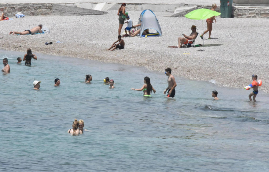 Καύσωνας: Ο καιρός έστειλε μικρούς και μεγάλους στις παραλίες - Δείτε φωτογραφίες
