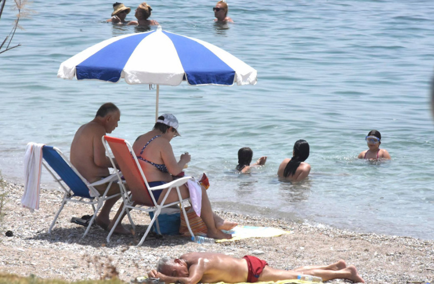 Καύσωνας: Ο καιρός έστειλε μικρούς και μεγάλους στις παραλίες - Δείτε φωτογραφίες