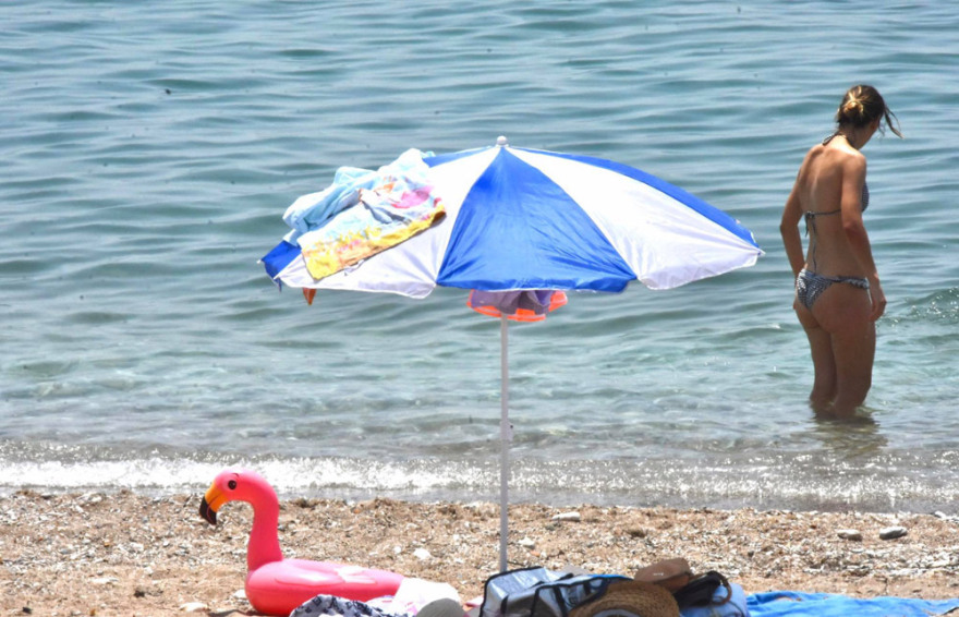 Καύσωνας: Ο καιρός έστειλε μικρούς και μεγάλους στις παραλίες - Δείτε φωτογραφίες