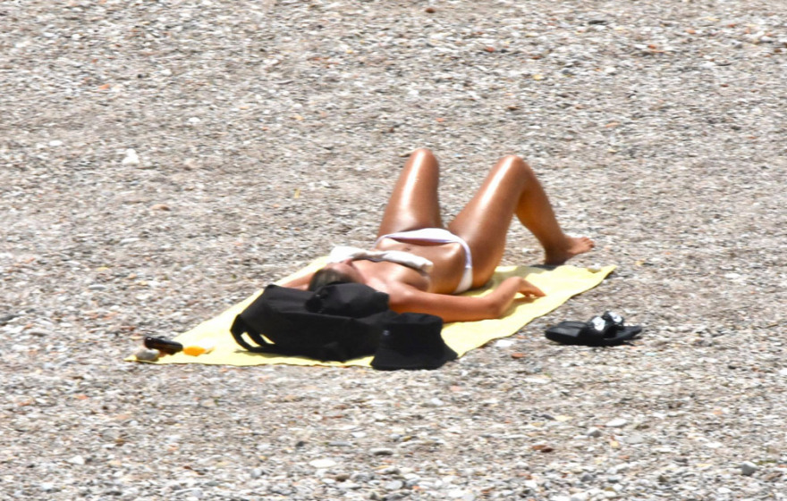 Καύσωνας: Ο καιρός έστειλε μικρούς και μεγάλους στις παραλίες - Δείτε φωτογραφίες