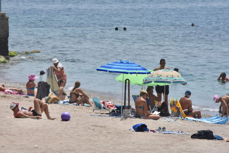 Καύσωνας: Ο καιρός έστειλε μικρούς και μεγάλους στις παραλίες - Δείτε φωτογραφίες