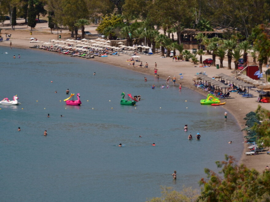 Βίντεο: «Ανάσα» δροσιάς στις παραλίες αναζητούν Αθηναίοι και Θεσσαλονικείς