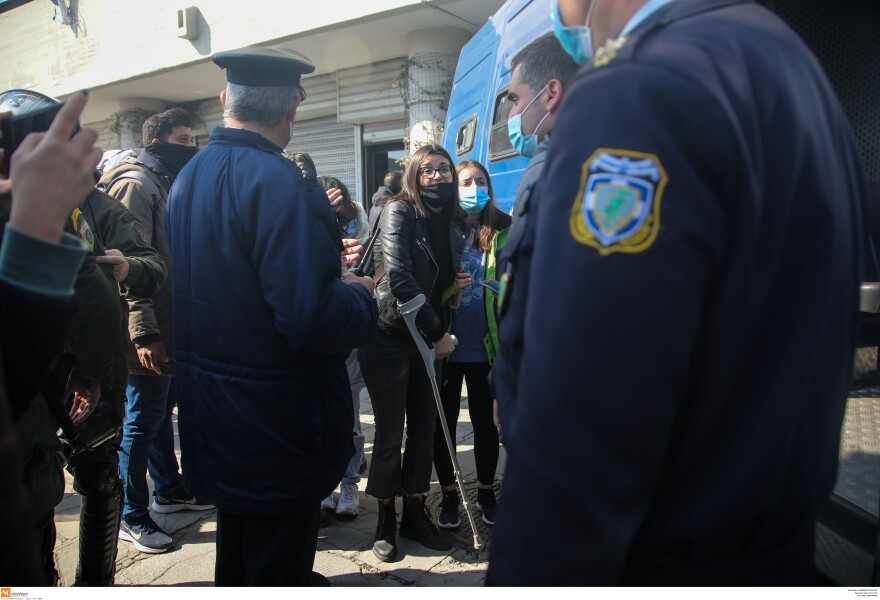 «Θωρακίζονται» τα ΑΕΙ: Με γκλομπ και σπρέι πιπεριού η Αστυνομία των Πανεπιστημίων